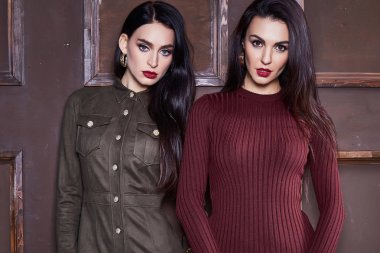 İki güzel seksi kadın esmer saç giyim moda 