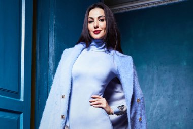 Güzel seksi kadın esmer saç giyim moda giysiler