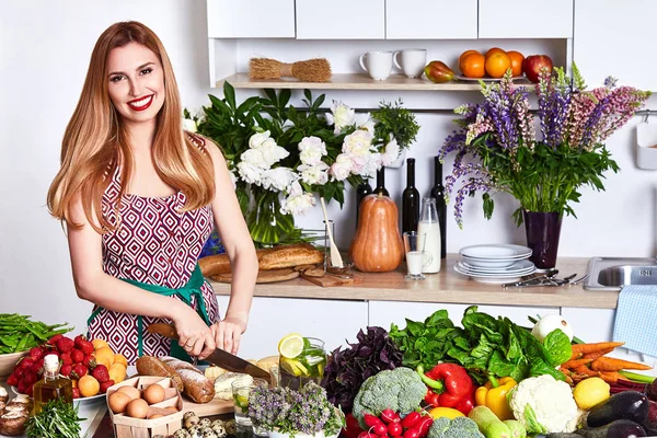 Güzel kadın ev kadını yemek hazırlamak mutfak yemek, lezzetli — Stok fotoğraf