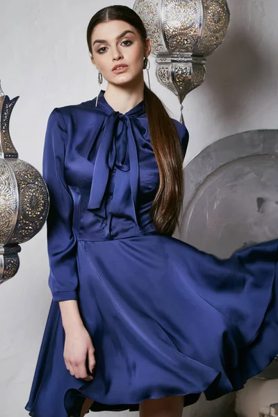 Mulher sexy bonita morena cabelo estilo oriental árabe — Fotografia de Stock