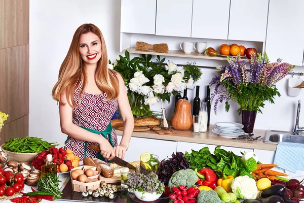 Güzel kadın ev kadını yemek hazırlamak mutfak yemek, lezzetli — Stok fotoğraf