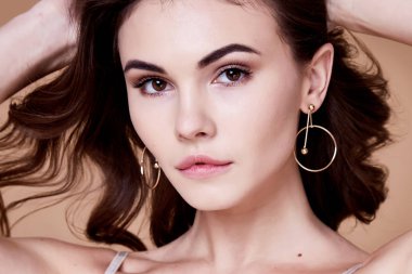 Güzel portre çok seksi esmer kadın uzun kıvırcık saç veya