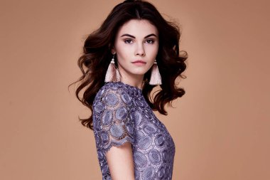 Seksi güzellik moda modeli esmer saç kıvırcık giymek leylak su