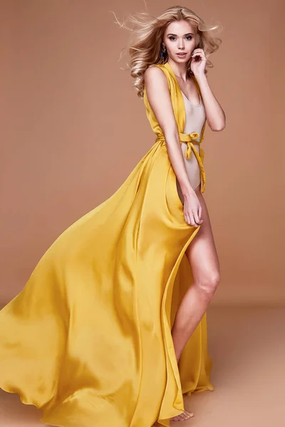 Rubio cabello mujer hermosa cara sexy flaco cuerpo forma bronceado piel — Foto de Stock