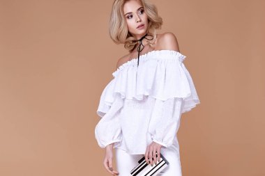 Seksi güzel genç ve güzel kadın uzun sarı kıvırcık saçlı slinkybo