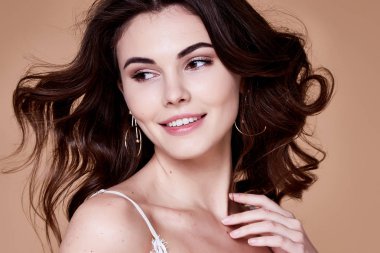 Güzel portre çok seksi esmer kadın uzun kıvırcık saç veya