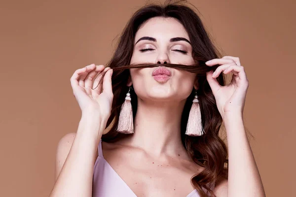 Portret sexy schoonheid fashion model brunette kapsel krullend slijtage — Stockfoto