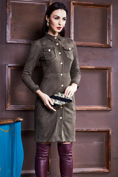 Seksi esmer işkadını güzel kadın şık giysiler giymek