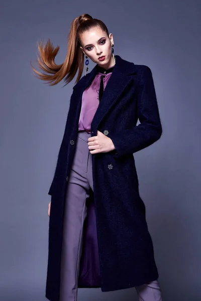 Belle femme d'affaires sexy porter manteau de laine noire chemisier de soie a — Photo