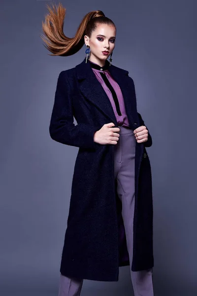 Mooie sexy zakelijke vrouw slijtage zwarte wol jas zijden blouse een — Stockfoto