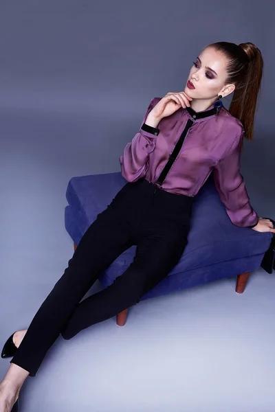Mulher bonita sexy bonita usar blusa de seda e calças pretas esqui — Fotografia de Stock