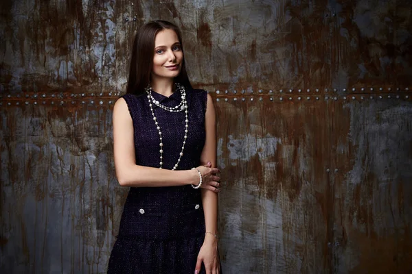 Güzel genç seksi çekici kadın modeli uzun esmer saçlı e