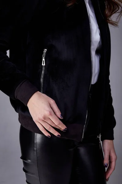 Detail van kleding jas zwart color schuim broek manicure crème — Stockfoto