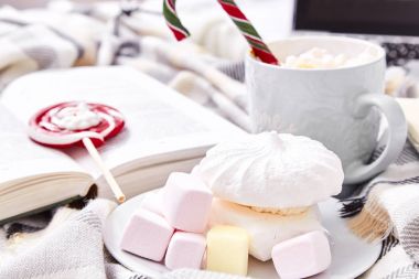 Kış ruh kompozisyon Noel günü evde sıcak ca fincan ile