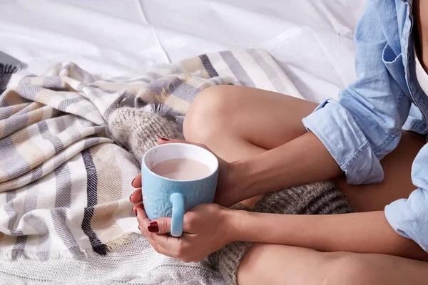 Beautiful Merry Christmas morning brunette woman drink cup sweet — Stock Photo, Image