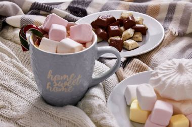 Kış ruh kompozisyon Noel günü evde sıcak ca fincan ile