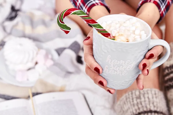 Bela manhã de Natal feliz morena mulher beber doce quente — Fotografia de Stock