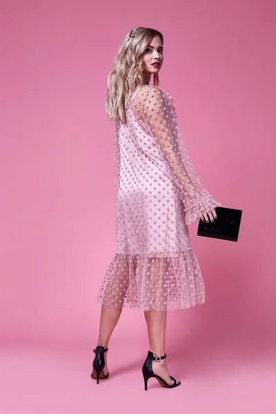 Сексуальная женщина красивая дама носить дизайнерское шелковое розовое платье — стоковое фото