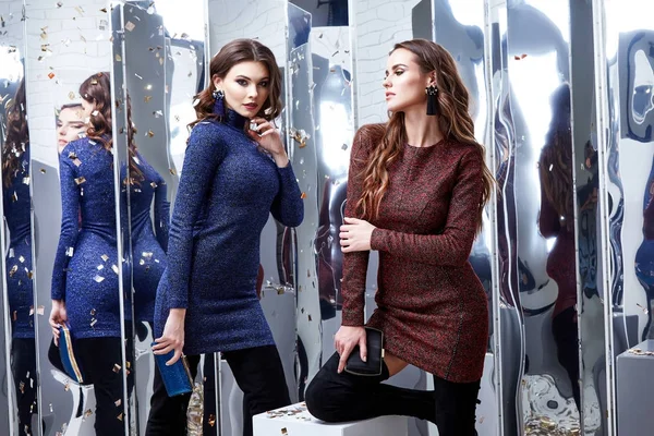 Twee mooie sexy vrouw vriend slijtage luxe skinny blauw en rood — Stockfoto