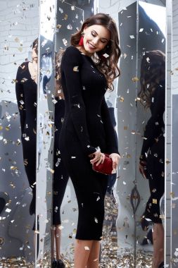 Güzellik kadını esmer kıvırcık saç makyaj kozmetik yüz giyim siyah