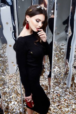 Güzellik kadını esmer kıvırcık saç makyaj kozmetik yüz giyim siyah