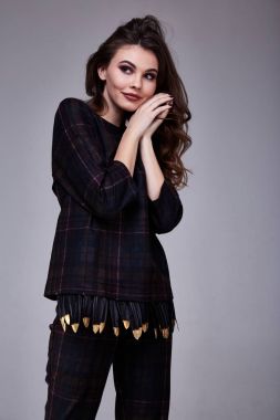 Güzel genç seksi bir kadın ihale portre sevimli yüzü gülümse 