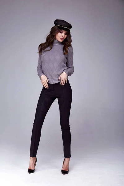 꽤 아름 다운 섹시 한 여자 착용 양모 니트 스웨터와 블랙 — 스톡 사진