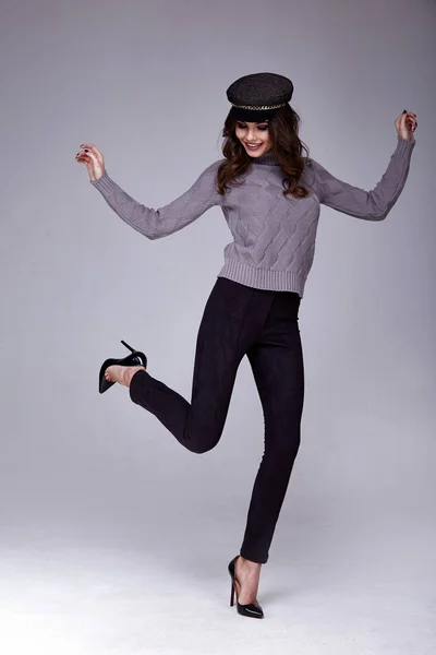 Mulher sexy bonita usar lã camisola de malha e preto — Fotografia de Stock