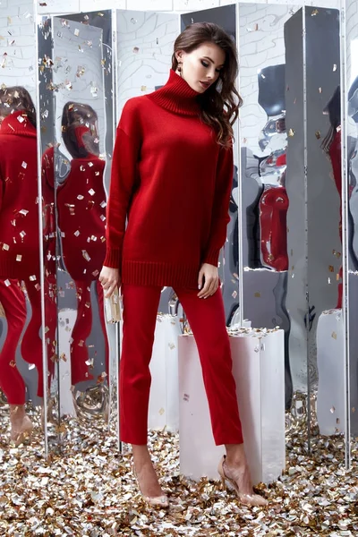 Linda sexy bonita mulher de negócios morena desgaste vermelho suéter p — Fotografia de Stock