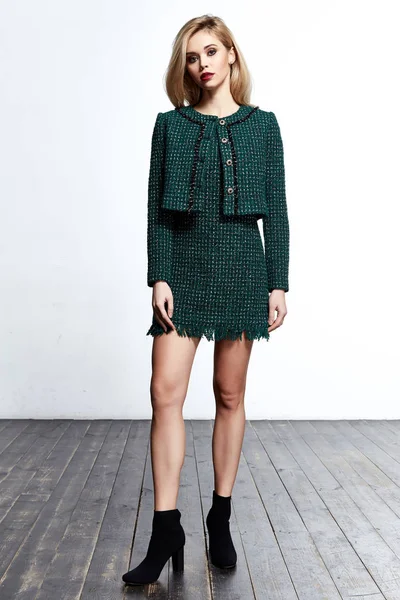 Sexy bella moda modello biondo capelli donna indossare lana corta verde — Foto Stock