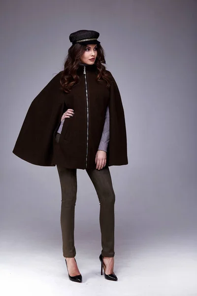 Sexy belle femme sombre brune cheveux porter vêtements pantalon jacke — Photo