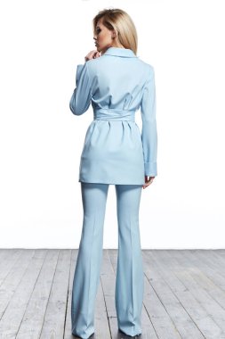 Seksi manken seksi güzel kadın güzel yüzü uzun kalın saç Cilt Bakımı mükemmel vücut şekli beyaz arka plan makyaj Bayan giyim ofis parti yürüyüş ünlü Aksesuar için mavi elbise tarzı giyim.