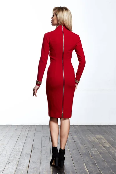 Pelo Rubio Mujer Desgaste Oficina Rojo Flaco Código Vestimenta Estilo —  Fotos de Stock
