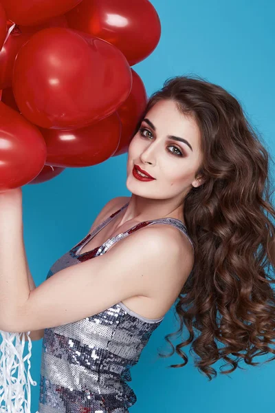 Schönheit sexy Frau mit rotem Herz Luftballon Valentinstag Geburtstag — Stockfoto