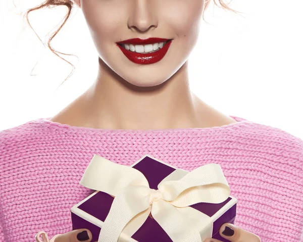 Hermosa mujer con maquillaje de noche toma caja con regalo —  Fotos de Stock