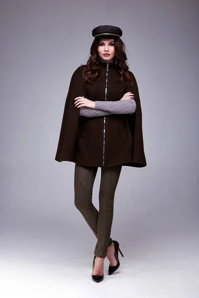 Sexy belle femme sombre brune cheveux porter vêtements pantalon jacke — Photo