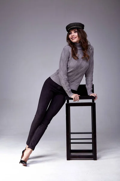 Sexy hermosa mujer bonita usar lana de punto suéter y negro —  Fotos de Stock