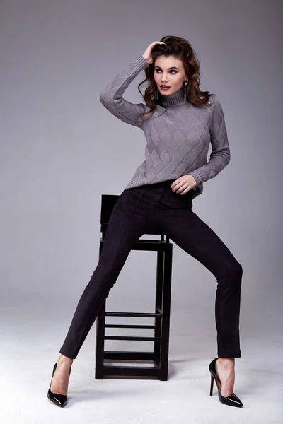Hermosa mujer bonita sexy usar lana suéter de punto y negro — Foto de Stock