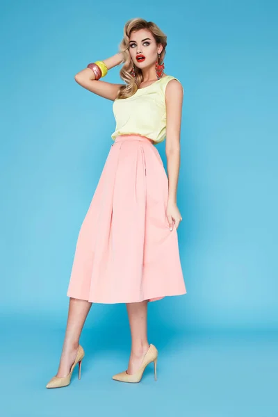 Hermosa sexy bussines rubia en la colección de ropa de verano — Foto de Stock