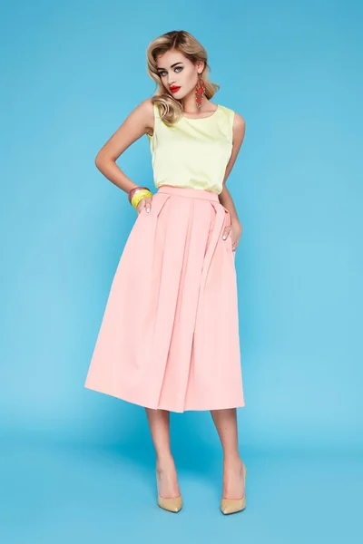Hermosa sexy bussines rubia en la colección de ropa de verano — Foto de Stock