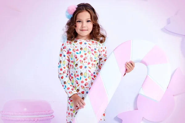 Pequena menina bonita senhora encaracolado cabelo criança desgaste engraçado clo — Fotografia de Stock