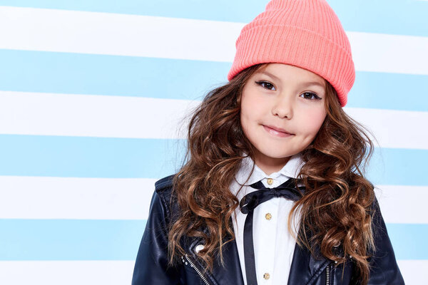 Маленькая девочка красивая леди кудрявые волосы ребенка носить смешной clo
