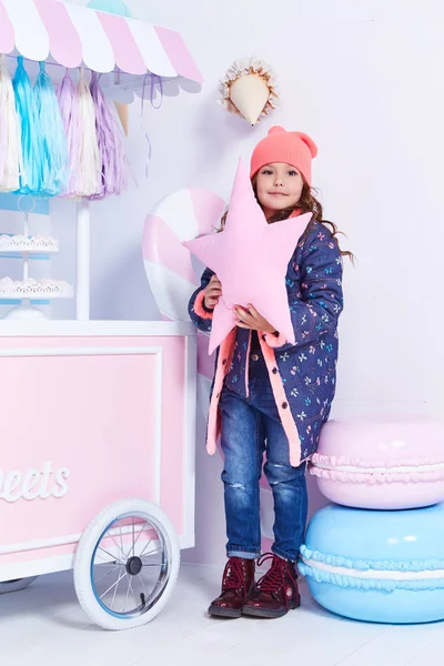 Kleine meisje mooie dame krullend haar kind schattig gezicht smil — Stockfoto