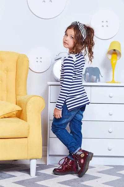 Hainele în stil vestimentar pentru copii fetiță mică poartă benzi t-s — Fotografie, imagine de stoc
