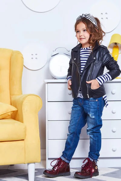 Vestiti di stile di moda per il bambino piccola bambina indossare striscia t-s — Foto Stock