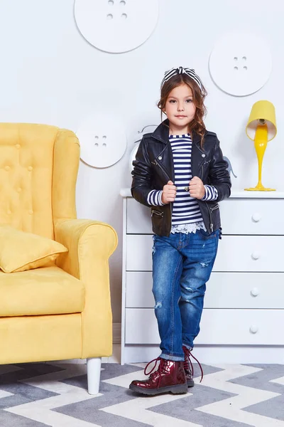Mode-Stil Kleidung für Kind kleine Mädchen tragen Streifen-T-s — Stockfoto
