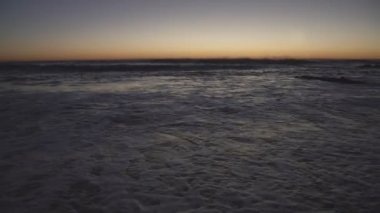 Oceanfront kıyı şeridi mavi uçurum, kumlu plaj, güneşli sabah güzel manzarasına, dalgalar fırtına cliff taş rock taş yüksek su, yüksek gelgit rush, akış, iskele.