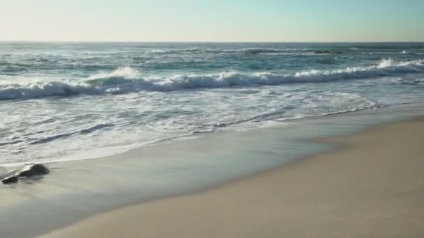 Prachtig Uitzicht Oceaan Kust Blauwe Afgrond Zandstrand Zonnige Ochtend Golven — Stockvideo