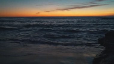 Oceanfront kıyı şeridi mavi uçurum, kumlu plaj, güneşli sabah güzel manzarasına, dalgalar fırtına cliff taş rock taş yüksek su, yüksek gelgit rush, akış, iskele.