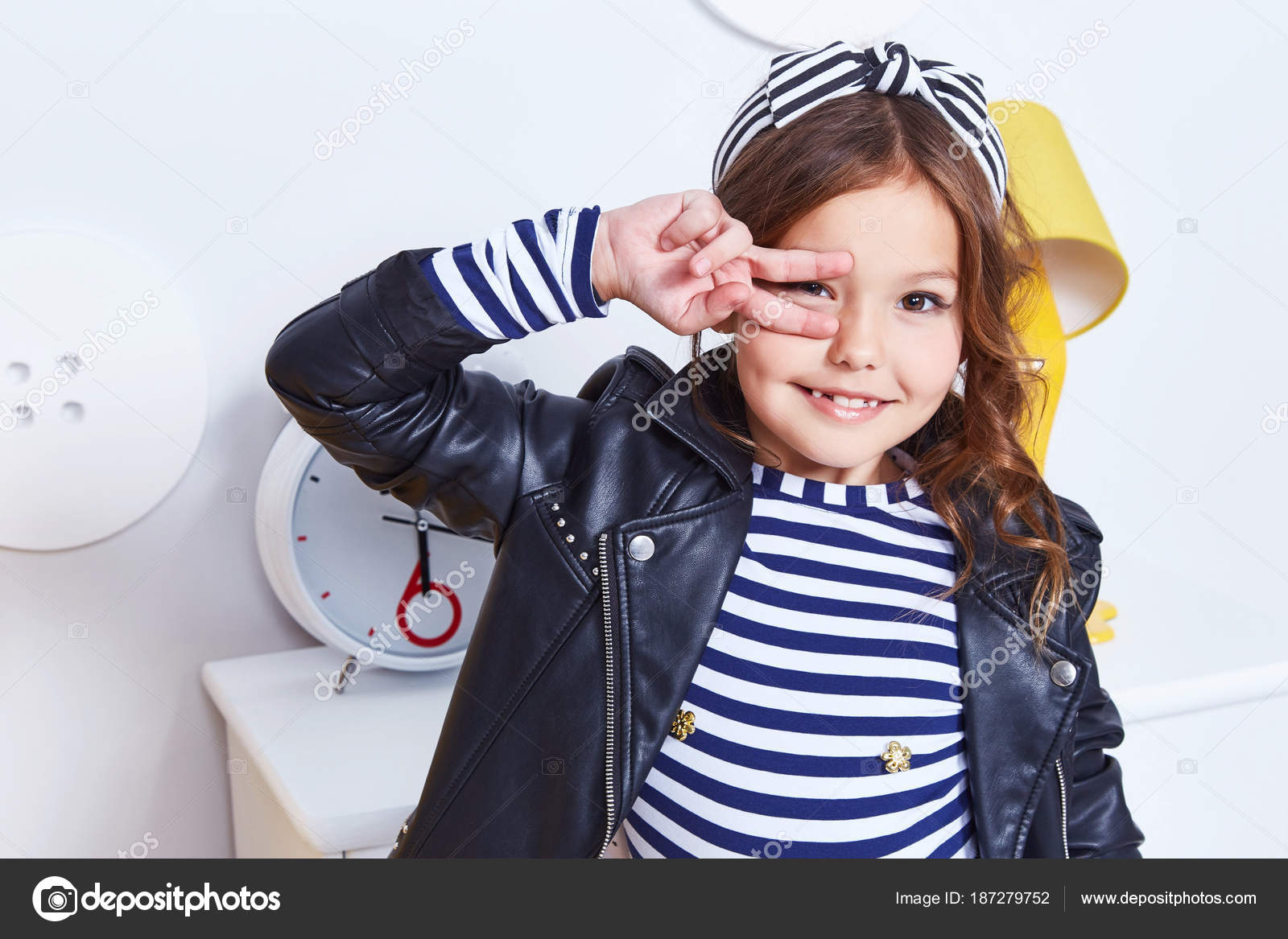 Retrato de la pequena dama bonita nina linda nina sonrisa mano cu Foto de stock 187279752 Iniraswork